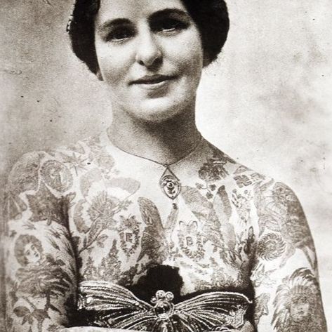 Edith Burchett muestra los tatuajes hechos por su esposo George #GeorgeBurchett #EdithBurchett #historical tattoos #twentiethcenturytattoos #vintagetattoos #thekingoftattooists