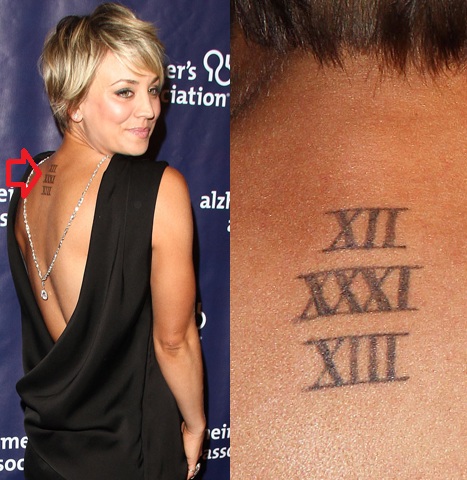 Tatuaje en la espalda con números romanos Kaley Cuoco