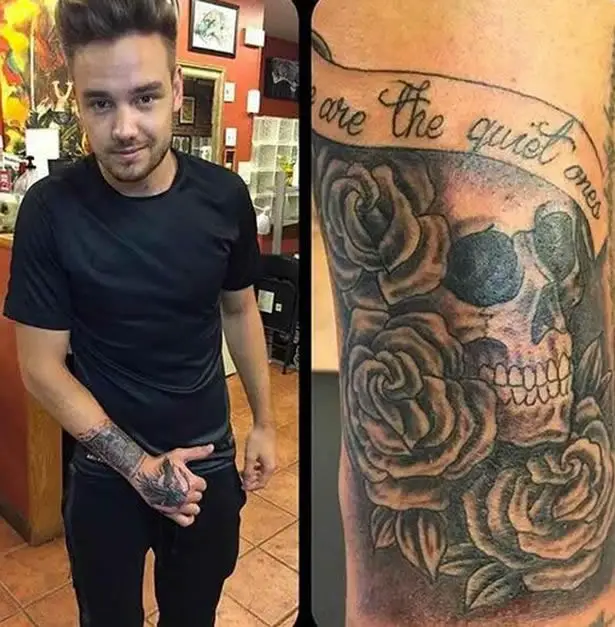 Liam Payne Calavera con tatuaje de rosa