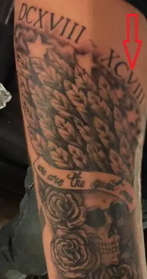 Tatuaje de Liam Payne con números romanos