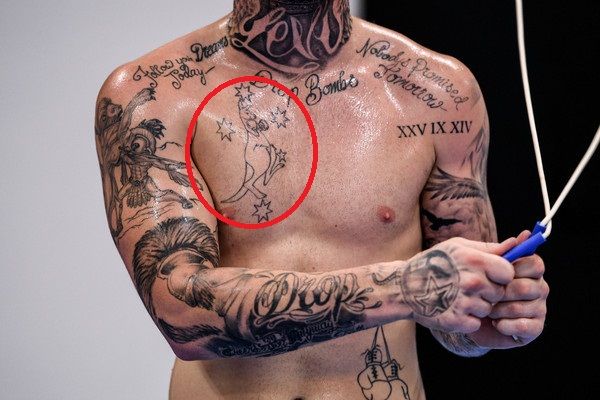 Canguro en el pecho - Tatuaje de Daniel Jason Lewis