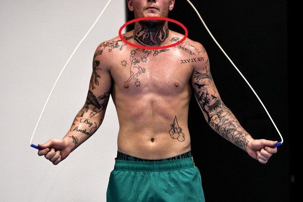 Lewis en el cuello - tatuaje de Daniel Jason Lewis