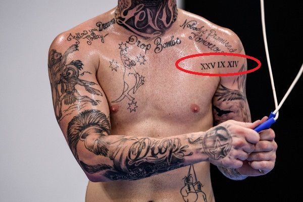 Tatuaje con la fecha romana de Daniel Jason Lewis