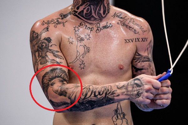 aborigen hombre con daniel jason lewis tocado tatuaje