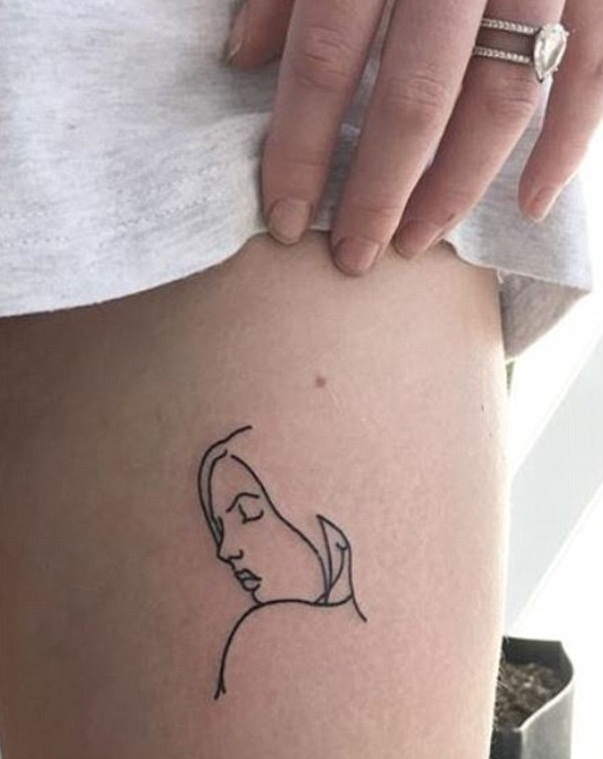 Retrato de Sophie Turner con un tatuaje en el muslo