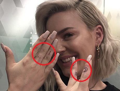 Anne Marie Tattoo en cuatro dedos