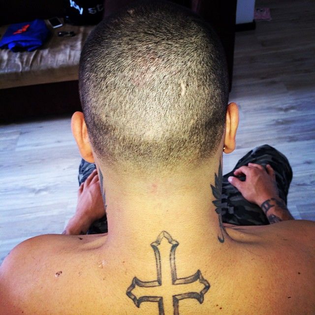 cruz celta en la espalda - tatuaje de nicky jam