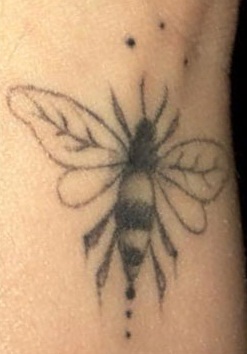 Tatuaje de la abeja Lauren Jauregui