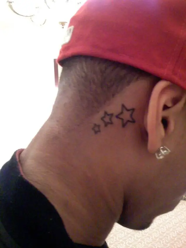 Tatuaje de tres estrellas de Chris Brown