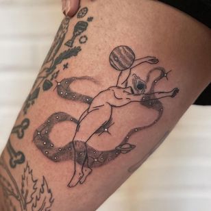 Tatuaje ilustrativo de Nicolas Trotman alias Nick Trotman #NicolasTrotman #NickTrotman #illustrative #blackandgrey #nature #body #headlessbody #galaxy #stars #planet #queertattooer #lgbtqia #bipoc #qttr #lgbt #qtbipoc