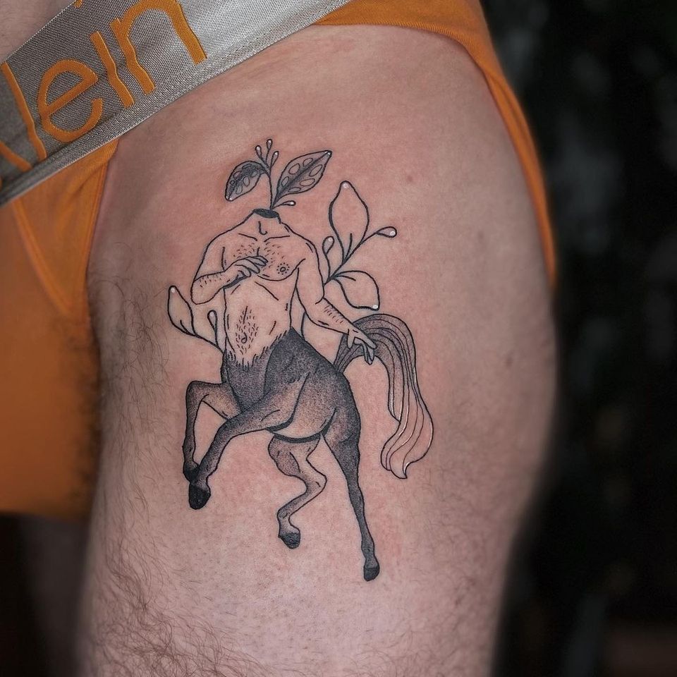 Tatuaje ilustrativo de Nicolas Trotman alias Nick Trotman #NicolasTrotman #NickTrotman #ilustrativo #blackandgrey #naturaleza #planta #centaur #horse #headless #headlessbody #greek #queertattooer #lgbtqia #bipoc #qttr #lgbt #qtbipoc