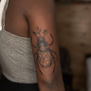 Tatuaje ilustrativo de Nicolas Trotman alias Nick Trotman #NicolasTrotman #NickTrotman #illustrative #blackandgrey #nature #plant #beetle #rose #peony #flower #floral #insect #tattoosondarkskin #darkkintattoos #queertattooer #lgbtqia #qbqrc