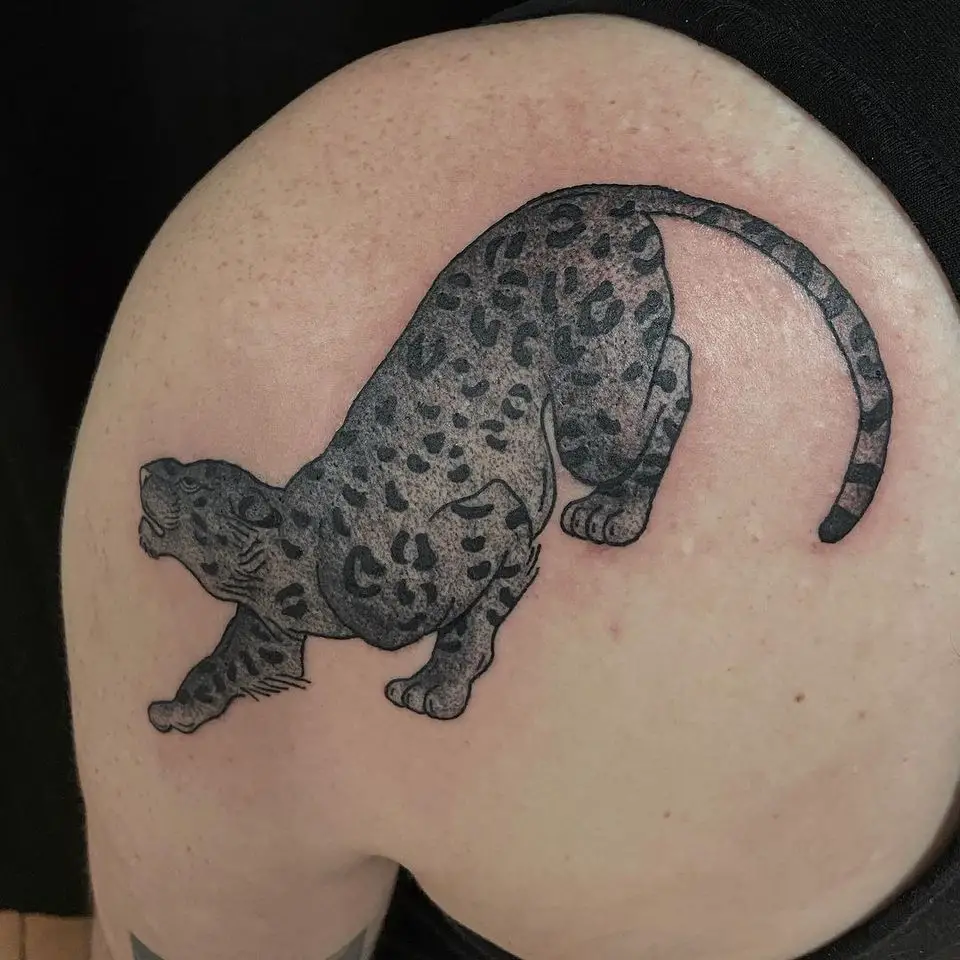 Tatuaje ilustrativo de Nicolas Trotman alias Nick Trotman #NicolasTrotman #NickTrotman #illustrative #blackandgrey #leopard #junglecat #cat #queertattooer #lgbtqia #bipoc #qttr #lgbt #qtbipoc