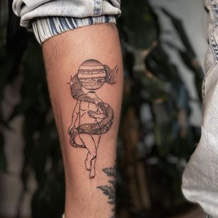 Tatuaje ilustrativo de Nicolas Trotman alias Nick Trotman #NicolasTrotman #NickTrotman #illustrative #blackandgrey #nature #body #headlessbody #galaxy #stars #planet #queertattooer #lgbtqia #bipoc #qttr #lgbt #qtbipoc