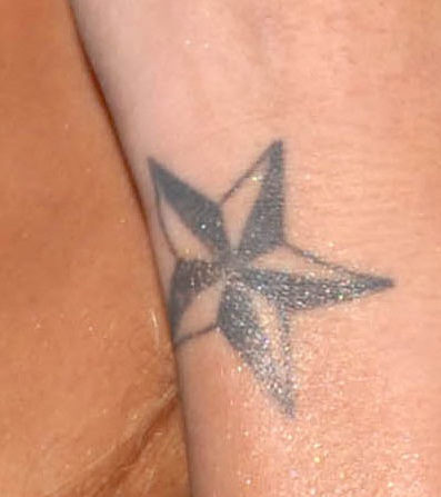 tila tequila estrella de mar tatuaje