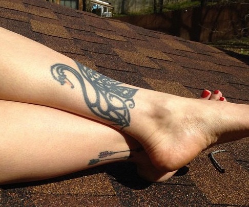 tatuaje de lacey mosley en el tobillo