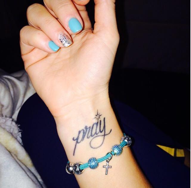 Tatuaje en la mano derecha de Kellie pickler
