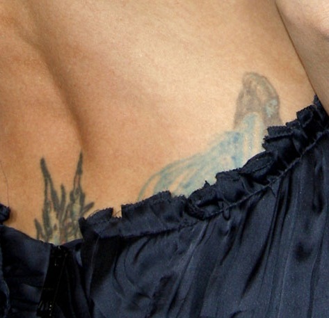 Tatuaje en la espalda baja de Jamie King