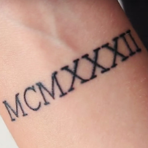 Tatuaje de Lauren Riihimaki con números romanos