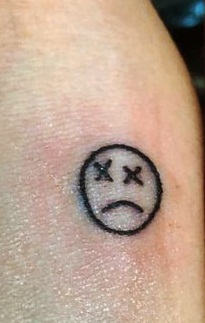 maggie lindemann smiley tatuaje