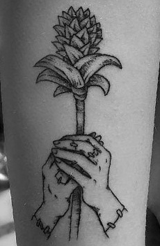 manos de maggie lindemann y tatuaje floral