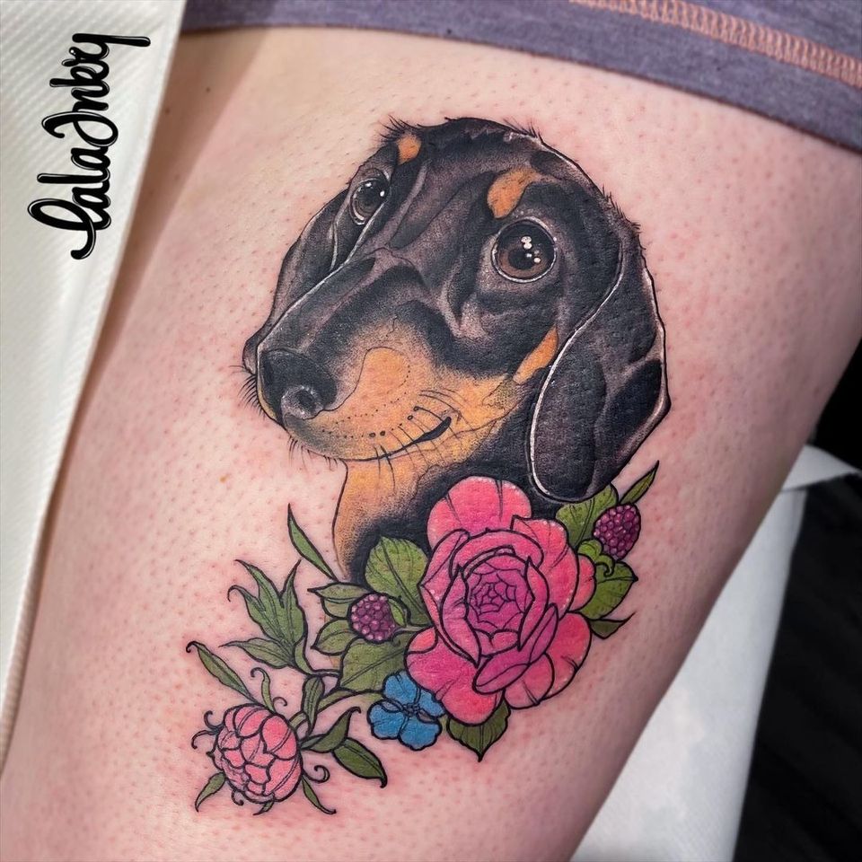 Tatuaje de perro por Lala Inky #LalaInky #dog #weeniedog #rose #flower #floral #petportrait #neotraditional