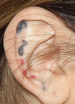 tatuaje de oreja de yoyo