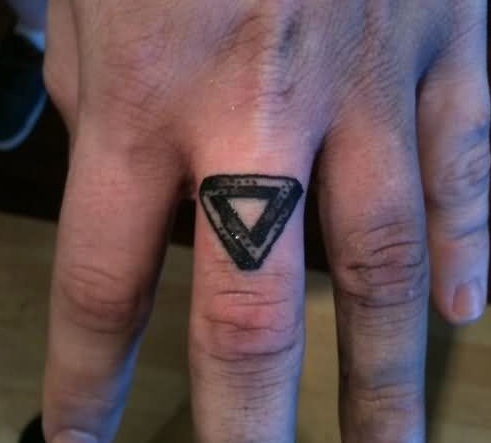 Tatuaje triangular jojo