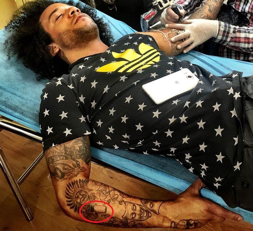 Tatuaje de Marcello en un silbato en su antebrazo derecho