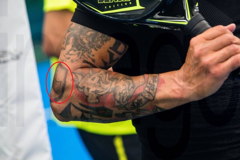 Tatuaje con el logo de Paolo en el brazo derecho