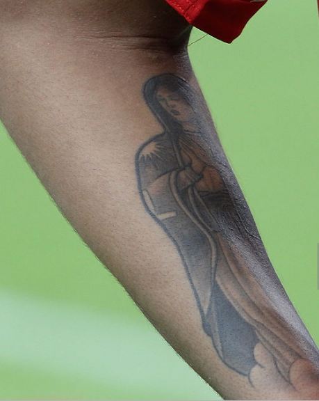 Jerome Boateng Mary con tatuajes manos juntas