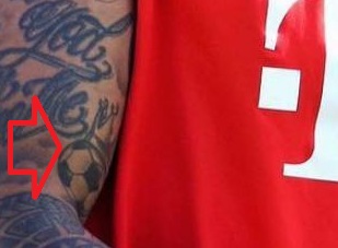 Tatuaje de corona de fútbol de Jerome