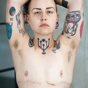 Tatuaje en el cuello de Brody Polinsky #BrodyPolinsky #nationalcomingoutday #queer #qttr #lgbt #lgbtqia #necktattoo #neck #linework #pattern #shape #folkart #neotribal