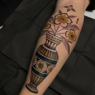 Tatuaje de Ciara Havishya #CiaraHavishya #jarrón #flor #planta # decoración #naturaleza