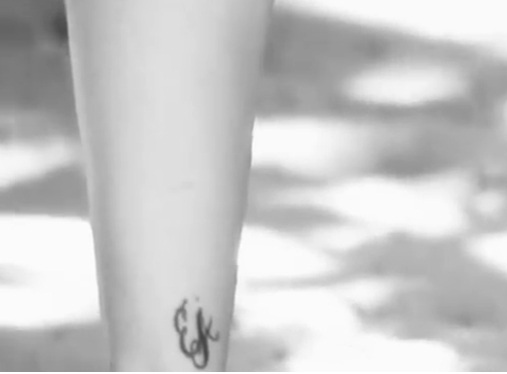 tatuaje en la pierna izquierda por adrianne palicki