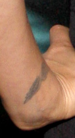 tatuaje en el brazo izquierdo en la muñeca de adrianne palicki