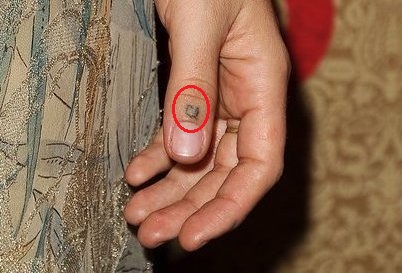 Tatuaje en el pulgar de la mano izquierda de Jemima Kirke