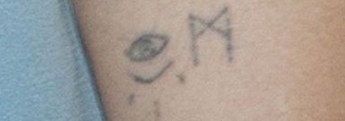 Tatuaje de ojo de Jemima Kirke en el brazo izquierdo