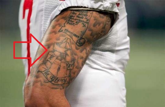 Tatuaje de manos plegables de Colin Kaepernick