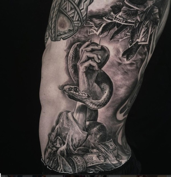 Colin-Kaepernick-Money es la raíz de todos los tatuajes malos