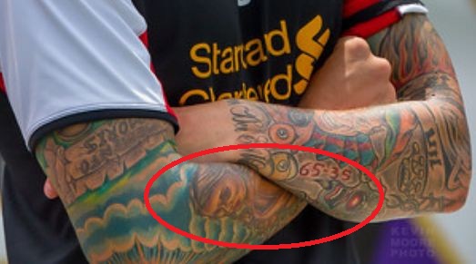 Tatuaje de Daniel Agger en la mano derecha
