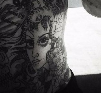 Tatuaje en el estómago de Daniel Agger