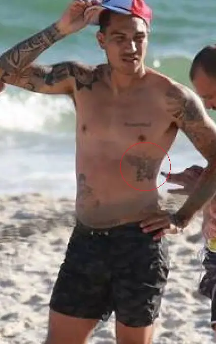 Paolo Guerrero liderando un tatuaje desconocido