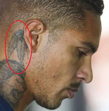 Tatuaje de Paolo Guerrero con hojas en la oreja izquierda