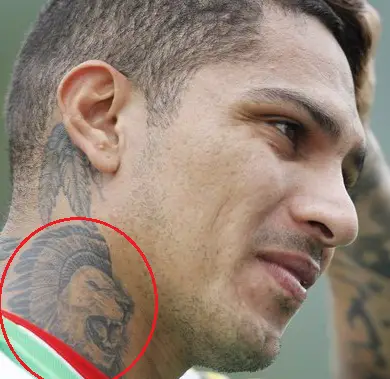 Tatuaje de cabeza de león en el cuello de Paolo Guerrero