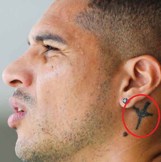 Tatuaje oreja izquierda por Paolo Guerrero