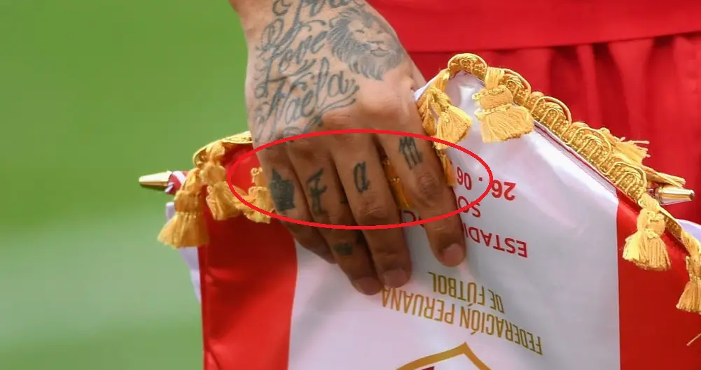 Tatuaje de Paolo Guerrero en su mano derecha