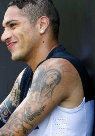 Tatuaje de Paolo Guerrero desde el hombro izquierdo hasta el bíceps