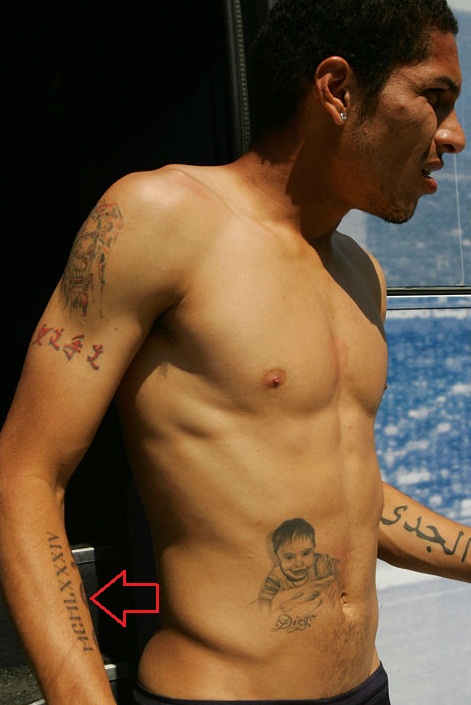 Tatuaje de Paolo Guerrero con un número en el brazo derecho