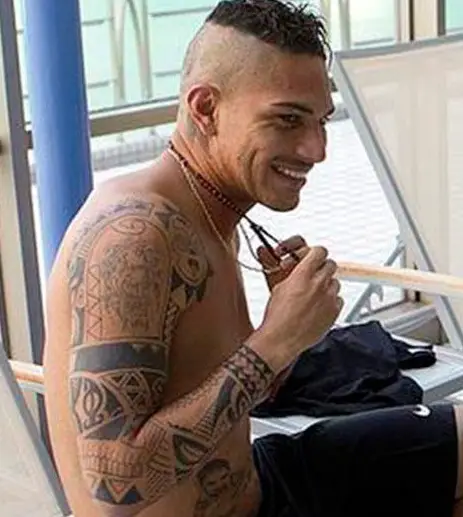 Tatuaje de Paolo Guerrero en el hombro izquierdo